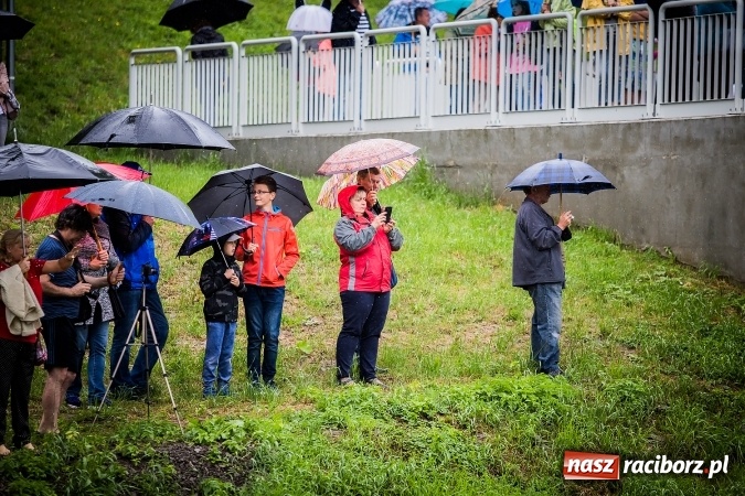 Zdjęcie w galerii na portalu naszraciborz.pl: Pływadła popłynęły już osiemnasty raz. Pierwszy raz przy tak fatalnej pogodzie wiadomości z regionu