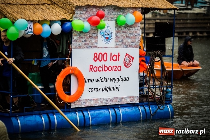 Zdjęcie w galerii na portalu naszraciborz.pl: Pływadła popłynęły już osiemnasty raz. Pierwszy raz przy tak fatalnej pogodzie wiadomości z regionu