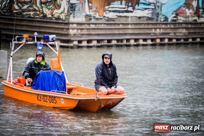 Zdjęcie w galerii na portalu naszraciborz.pl: Pływadła popłynęły już osiemnasty raz. Pierwszy raz przy tak fatalnej pogodzie wiadomości z regionu