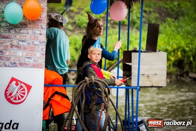 Zdjęcie w galerii na portalu naszraciborz.pl: Pływadła popłynęły już osiemnasty raz. Pierwszy raz przy tak fatalnej pogodzie wiadomości z regionu