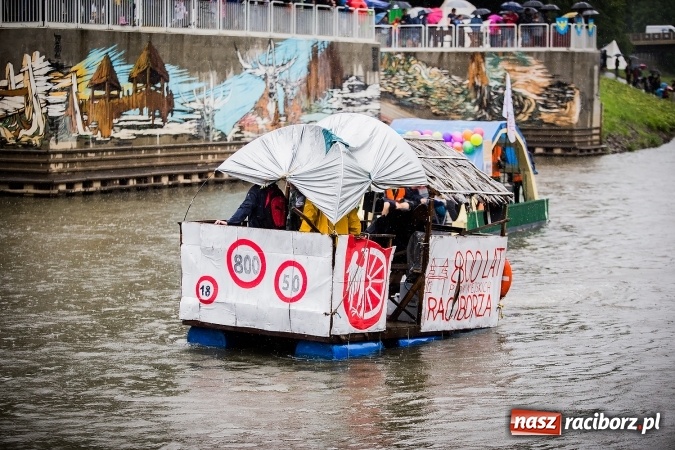 Zdjęcie w galerii na portalu naszraciborz.pl: Pływadła popłynęły już osiemnasty raz. Pierwszy raz przy tak fatalnej pogodzie wiadomości z regionu