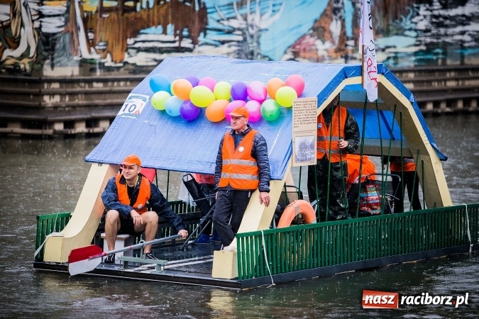 Zdjęcie w galerii na portalu naszraciborz.pl: Pływadła popłynęły już osiemnasty raz. Pierwszy raz przy tak fatalnej pogodzie wiadomości z regionu
