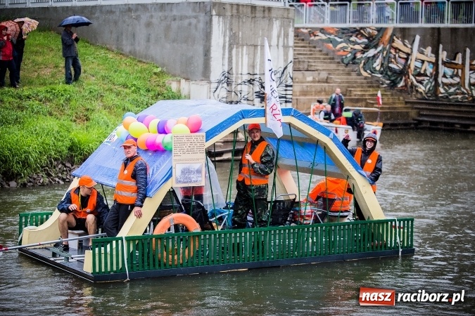 Zdjęcie w galerii na portalu naszraciborz.pl: Pływadła popłynęły już osiemnasty raz. Pierwszy raz przy tak fatalnej pogodzie wiadomości z regionu