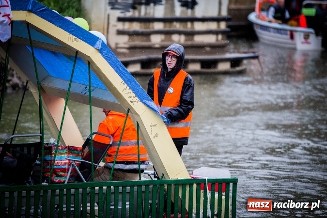Zdjęcie w galerii na portalu naszraciborz.pl: Pływadła popłynęły już osiemnasty raz. Pierwszy raz przy tak fatalnej pogodzie wiadomości z regionu
