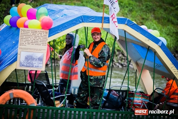 Zdjęcie w galerii na portalu naszraciborz.pl: Pływadła popłynęły już osiemnasty raz. Pierwszy raz przy tak fatalnej pogodzie wiadomości z regionu