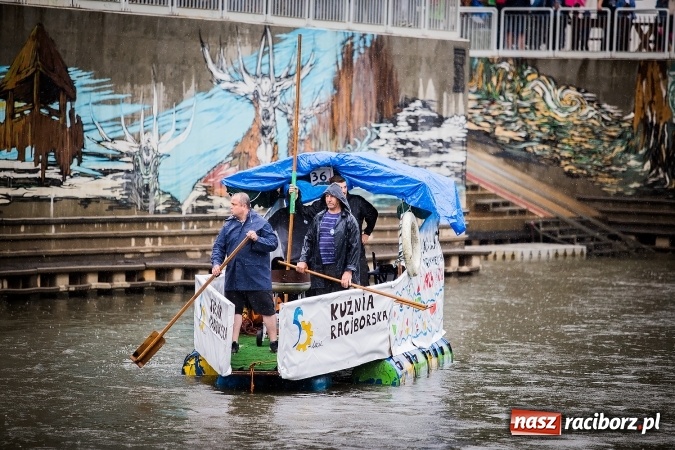 Zdjęcie w galerii na portalu naszraciborz.pl: Pływadła popłynęły już osiemnasty raz. Pierwszy raz przy tak fatalnej pogodzie wiadomości z regionu