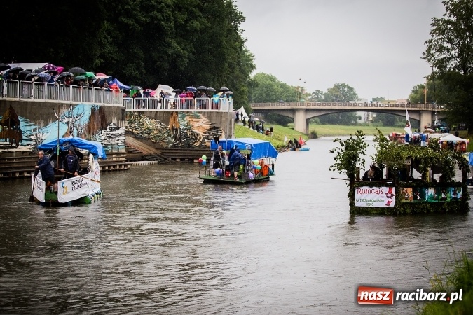 Zdjęcie w galerii na portalu naszraciborz.pl: Pływadła popłynęły już osiemnasty raz. Pierwszy raz przy tak fatalnej pogodzie wiadomości z regionu
