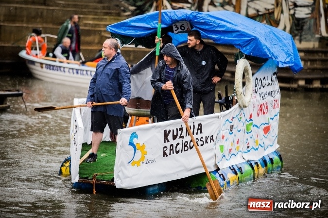 Zdjęcie w galerii na portalu naszraciborz.pl: Pływadła popłynęły już osiemnasty raz. Pierwszy raz przy tak fatalnej pogodzie wiadomości z regionu