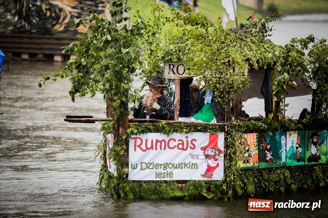 Zdjęcie w galerii na portalu naszraciborz.pl: Pływadła popłynęły już osiemnasty raz. Pierwszy raz przy tak fatalnej pogodzie wiadomości z regionu