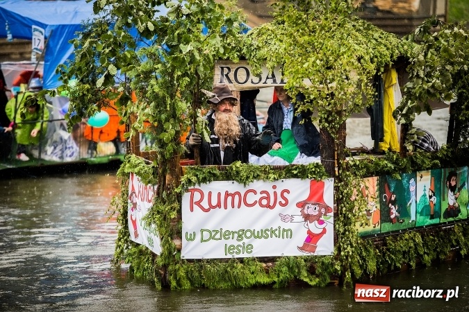 Zdjęcie w galerii na portalu naszraciborz.pl: Pływadła popłynęły już osiemnasty raz. Pierwszy raz przy tak fatalnej pogodzie wiadomości z regionu