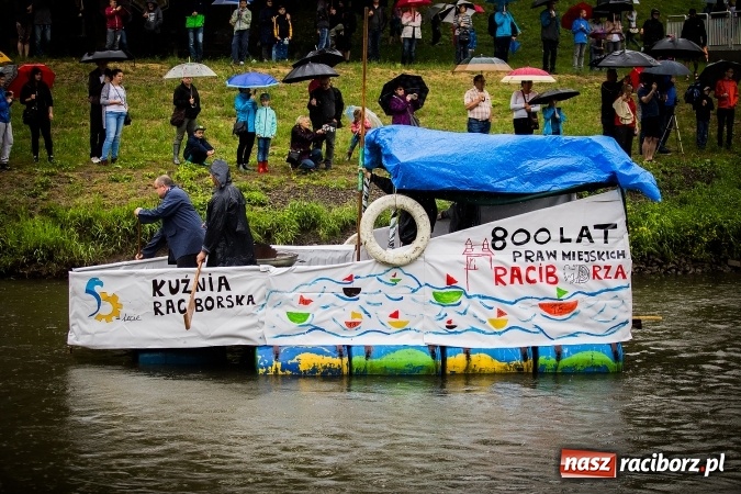 Zdjęcie w galerii na portalu naszraciborz.pl: Pływadła popłynęły już osiemnasty raz. Pierwszy raz przy tak fatalnej pogodzie wiadomości z regionu