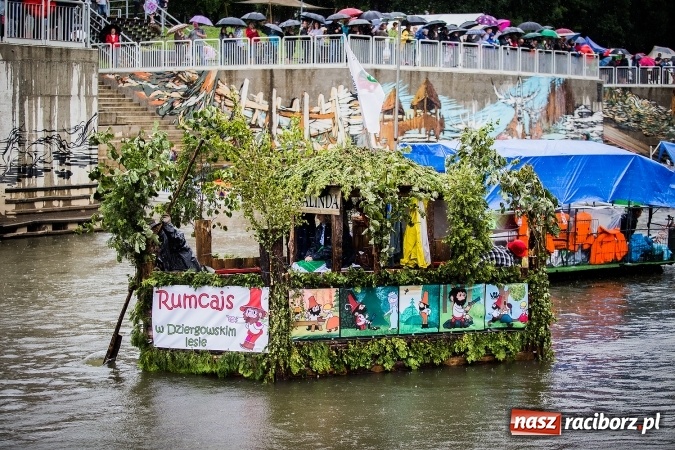 Zdjęcie w galerii na portalu naszraciborz.pl: Pływadła popłynęły już osiemnasty raz. Pierwszy raz przy tak fatalnej pogodzie wiadomości z regionu