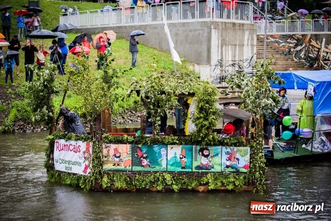 Zdjęcie w galerii na portalu naszraciborz.pl: Pływadła popłynęły już osiemnasty raz. Pierwszy raz przy tak fatalnej pogodzie wiadomości z regionu