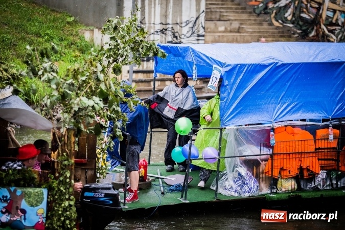 Zdjęcie w galerii na portalu naszraciborz.pl: Pływadła popłynęły już osiemnasty raz. Pierwszy raz przy tak fatalnej pogodzie wiadomości z regionu