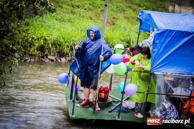 Zdjęcie w galerii na portalu naszraciborz.pl: Pływadła popłynęły już osiemnasty raz. Pierwszy raz przy tak fatalnej pogodzie wiadomości z regionu