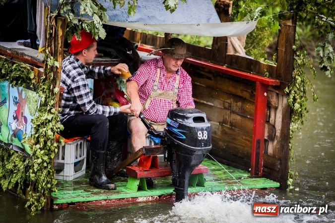 Zdjęcie w galerii na portalu naszraciborz.pl: Pływadła popłynęły już osiemnasty raz. Pierwszy raz przy tak fatalnej pogodzie wiadomości z regionu