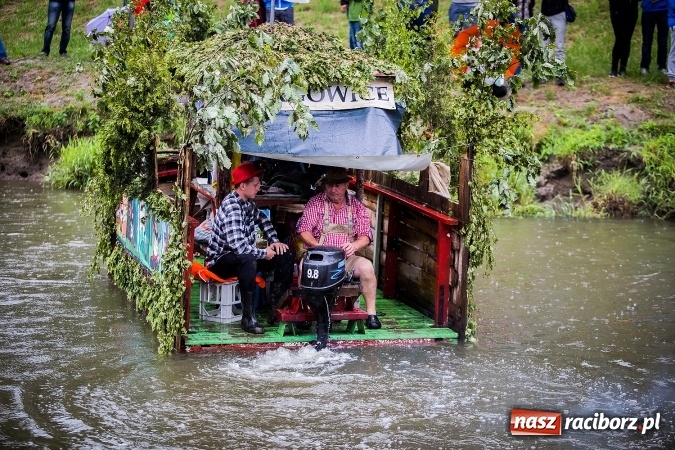Zdjęcie w galerii na portalu naszraciborz.pl: Pływadła popłynęły już osiemnasty raz. Pierwszy raz przy tak fatalnej pogodzie wiadomości z regionu