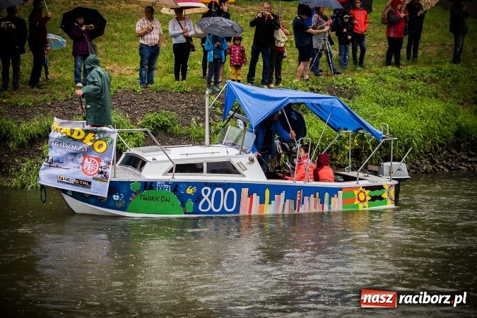 Zdjęcie w galerii na portalu naszraciborz.pl: Pływadła popłynęły już osiemnasty raz. Pierwszy raz przy tak fatalnej pogodzie wiadomości z regionu