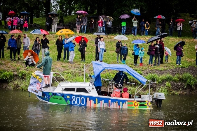 Zdjęcie w galerii na portalu naszraciborz.pl: Pływadła popłynęły już osiemnasty raz. Pierwszy raz przy tak fatalnej pogodzie wiadomości z regionu