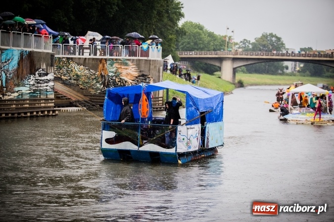 Zdjęcie w galerii na portalu naszraciborz.pl: Pływadła popłynęły już osiemnasty raz. Pierwszy raz przy tak fatalnej pogodzie wiadomości z regionu