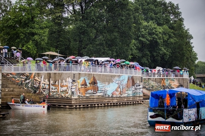 Zdjęcie w galerii na portalu naszraciborz.pl: Pływadła popłynęły już osiemnasty raz. Pierwszy raz przy tak fatalnej pogodzie wiadomości z regionu