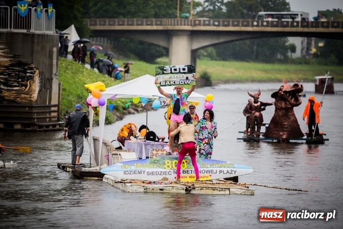 Zdjęcie w galerii na portalu naszraciborz.pl: Pływadła popłynęły już osiemnasty raz. Pierwszy raz przy tak fatalnej pogodzie wiadomości z regionu