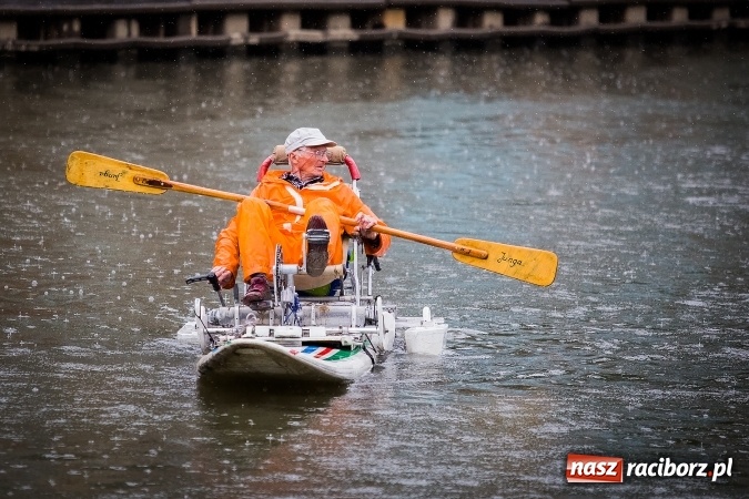 Zdjęcie w galerii na portalu naszraciborz.pl: Pływadła popłynęły już osiemnasty raz. Pierwszy raz przy tak fatalnej pogodzie wiadomości z regionu