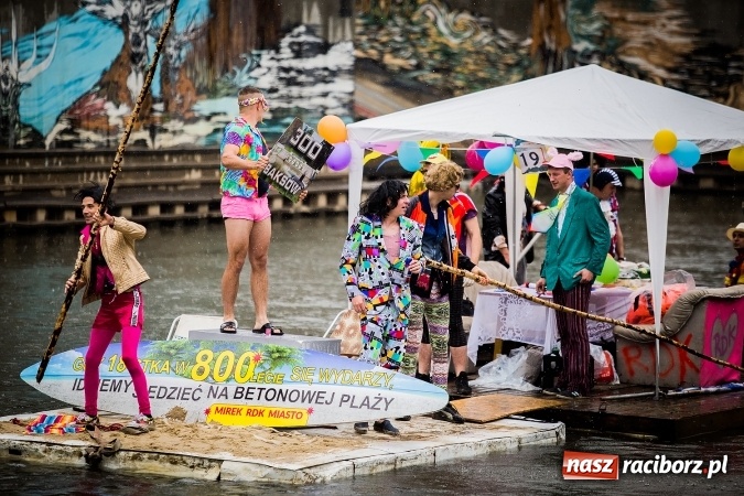 Zdjęcie w galerii na portalu naszraciborz.pl: Pływadła popłynęły już osiemnasty raz. Pierwszy raz przy tak fatalnej pogodzie wiadomości z regionu
