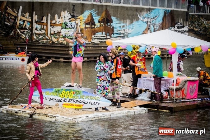 Zdjęcie w galerii na portalu naszraciborz.pl: Pływadła popłynęły już osiemnasty raz. Pierwszy raz przy tak fatalnej pogodzie wiadomości z regionu