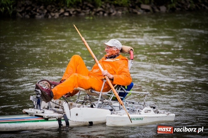 Zdjęcie w galerii na portalu naszraciborz.pl: Pływadła popłynęły już osiemnasty raz. Pierwszy raz przy tak fatalnej pogodzie wiadomości z regionu