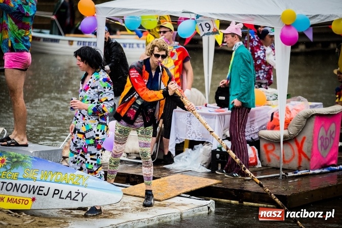 Zdjęcie w galerii na portalu naszraciborz.pl: Pływadła popłynęły już osiemnasty raz. Pierwszy raz przy tak fatalnej pogodzie wiadomości z regionu