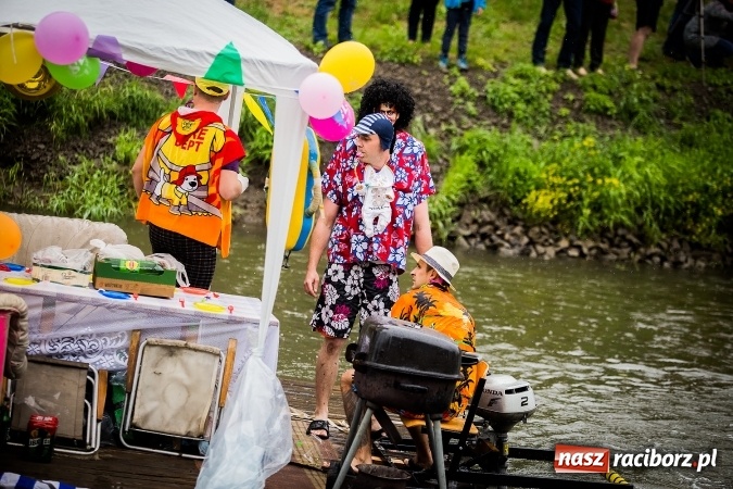 Zdjęcie w galerii na portalu naszraciborz.pl: Pływadła popłynęły już osiemnasty raz. Pierwszy raz przy tak fatalnej pogodzie wiadomości z regionu