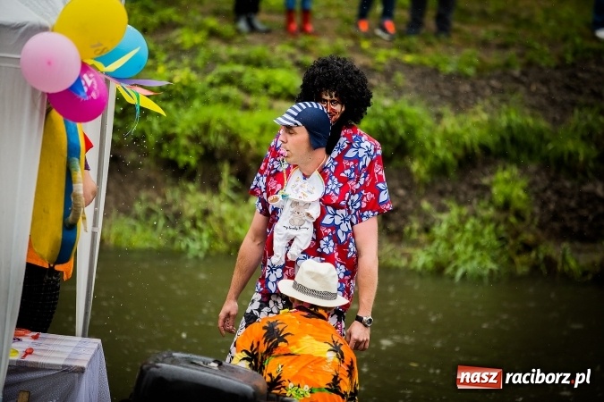 Zdjęcie w galerii na portalu naszraciborz.pl: Pływadła popłynęły już osiemnasty raz. Pierwszy raz przy tak fatalnej pogodzie wiadomości z regionu