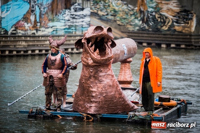 Zdjęcie w galerii na portalu naszraciborz.pl: Pływadła popłynęły już osiemnasty raz. Pierwszy raz przy tak fatalnej pogodzie wiadomości z regionu