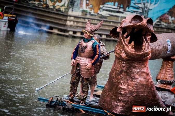 Zdjęcie w galerii na portalu naszraciborz.pl: Pływadła popłynęły już osiemnasty raz. Pierwszy raz przy tak fatalnej pogodzie wiadomości z regionu