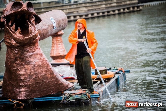 Zdjęcie w galerii na portalu naszraciborz.pl: Pływadła popłynęły już osiemnasty raz. Pierwszy raz przy tak fatalnej pogodzie wiadomości z regionu