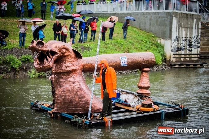 Zdjęcie w galerii na portalu naszraciborz.pl: Pływadła popłynęły już osiemnasty raz. Pierwszy raz przy tak fatalnej pogodzie wiadomości z regionu