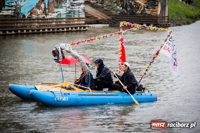 Zdjęcie w galerii na portalu naszraciborz.pl: Pływadła popłynęły już osiemnasty raz. Pierwszy raz przy tak fatalnej pogodzie wiadomości z regionu