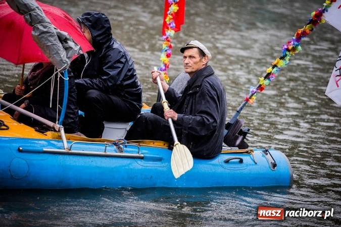 Zdjęcie w galerii na portalu naszraciborz.pl: Pływadła popłynęły już osiemnasty raz. Pierwszy raz przy tak fatalnej pogodzie wiadomości z regionu