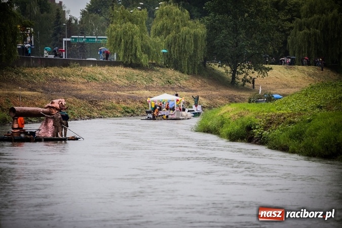 Zdjęcie w galerii na portalu naszraciborz.pl: Pływadła popłynęły już osiemnasty raz. Pierwszy raz przy tak fatalnej pogodzie wiadomości z regionu