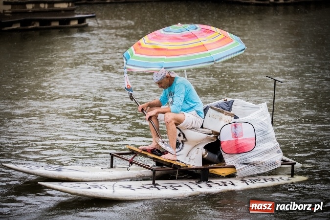 Zdjęcie w galerii na portalu naszraciborz.pl: Pływadła popłynęły już osiemnasty raz. Pierwszy raz przy tak fatalnej pogodzie wiadomości z regionu