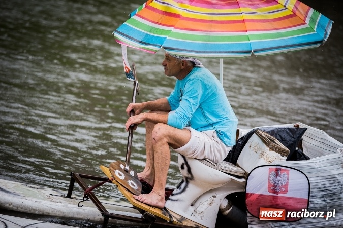 Zdjęcie w galerii na portalu naszraciborz.pl: Pływadła popłynęły już osiemnasty raz. Pierwszy raz przy tak fatalnej pogodzie wiadomości z regionu
