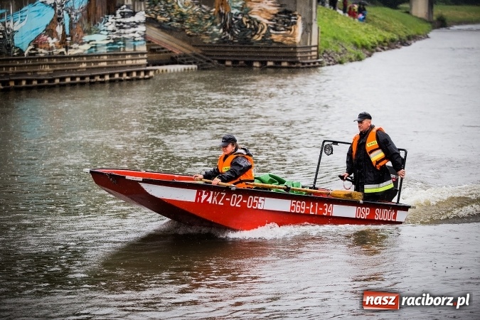 Zdjęcie w galerii na portalu naszraciborz.pl: Pływadła popłynęły już osiemnasty raz. Pierwszy raz przy tak fatalnej pogodzie wiadomości z regionu