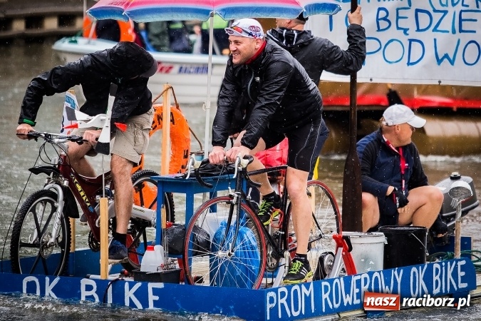 Zdjęcie w galerii na portalu naszraciborz.pl: Pływadła popłynęły już osiemnasty raz. Pierwszy raz przy tak fatalnej pogodzie wiadomości z regionu