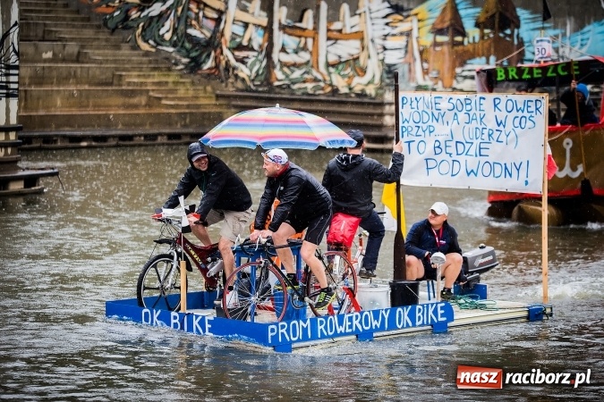 Zdjęcie w galerii na portalu naszraciborz.pl: Pływadła popłynęły już osiemnasty raz. Pierwszy raz przy tak fatalnej pogodzie wiadomości z regionu