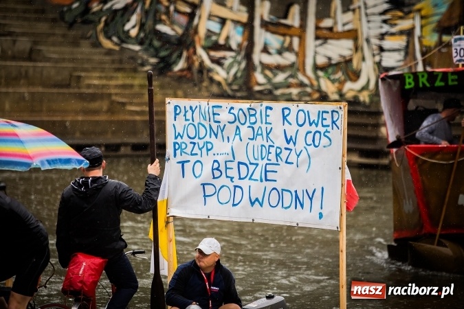 Zdjęcie w galerii na portalu naszraciborz.pl: Pływadła popłynęły już osiemnasty raz. Pierwszy raz przy tak fatalnej pogodzie wiadomości z regionu