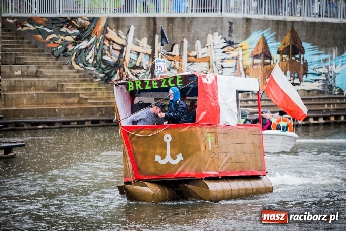 Zdjęcie w galerii na portalu naszraciborz.pl: Pływadła popłynęły już osiemnasty raz. Pierwszy raz przy tak fatalnej pogodzie wiadomości z regionu