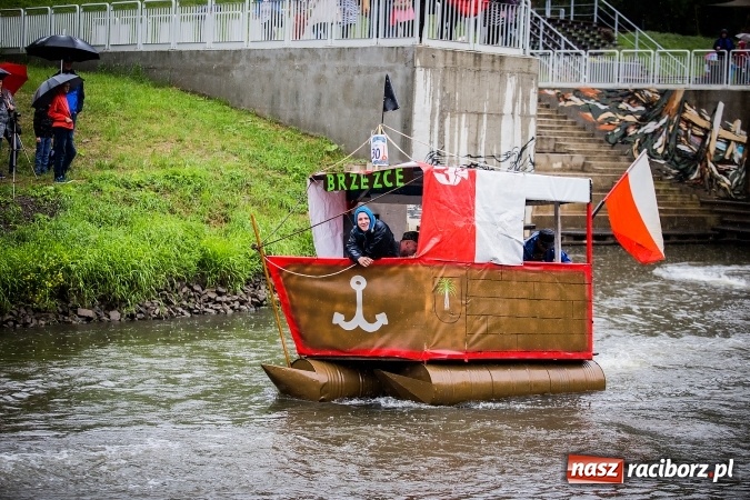 Zdjęcie w galerii na portalu naszraciborz.pl: Pływadła popłynęły już osiemnasty raz. Pierwszy raz przy tak fatalnej pogodzie wiadomości z regionu