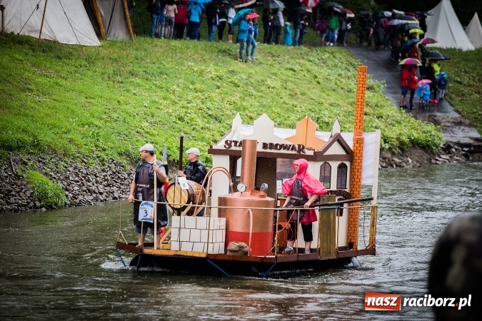 Zdjęcie w galerii na portalu naszraciborz.pl: Pływadła popłynęły już osiemnasty raz. Pierwszy raz przy tak fatalnej pogodzie wiadomości z regionu