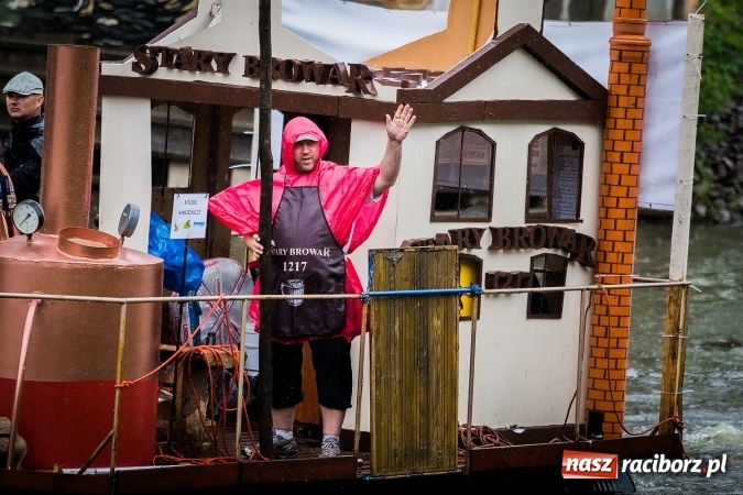 Zdjęcie w galerii na portalu naszraciborz.pl: Pływadła popłynęły już osiemnasty raz. Pierwszy raz przy tak fatalnej pogodzie wiadomości z regionu